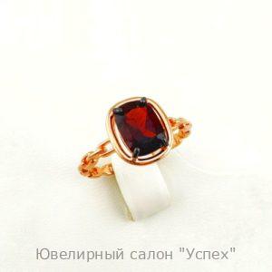 Кольцо серебряное позолоченное с гранатом
